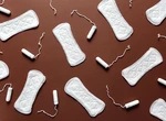 Produsele parfumate pentru menstruație pot face mai mult rău decât bine. Ce trebuie să știi despre tampoanele și absorbantele cu parfum