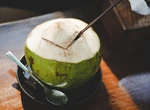 6 motive să începi să bei apă de cocos chiar de azi