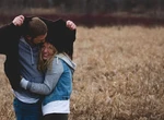 Cum să îți dai seama dacă cineva se îndrăgostește: 10 semne care îi trădează sentimentele