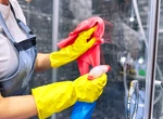 Cum să îți păstrezi ușile de duș din sticlă curate și strălucitoare. Soluțiile sunt practice și la îndemâna oricui