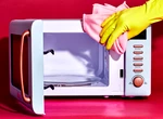 Curățarea cuptorului cu microunde nu a fost niciodată mai simplă. Uite ce trebuie să faci pentru a scăpa de pete și mirosuri neplăcute