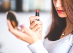 Trucul care îți face rujul să reziste toată ziua