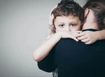 Când copiii devin părinți: ce este parentificare și cum le strică copilăria