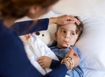 Cum să îți protejezi copiii de răceli și gripă? Sfaturi de la pediatri pentru sezonul rece