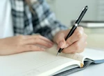 De ce doar 10% dintre oameni scriu cu stânga? Cercetătorii au descoperit indicii genetice surprinzătoare
