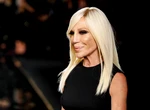 Donatella Versace, de nerecunoscut. Creatoarea de modă și-a surprins admiratorii cu un look vizibil întinerit în cea mai recentă postare online
