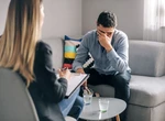 De ce bărbații nu vorbesc despre sănătatea mintală – și cum pot începe