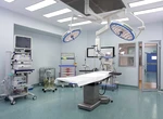 Bebeluș „salvat de două ori” în sala de operație, în timp ce mama se lupta pentru viață