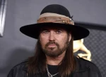 Billy Ray Cyrus rupte tăcerea despre relația cu Elizabeth Hurley: „M-am simțit ca și cum aș fi atins fundul prăpastiei”