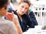 Frazele subtile prin care femeile refuză un bărbat fără să-l rănească, explicate de un expert în dating