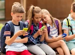 Interzicerea telefoanelor nu protejează copiii, spun experții. Află ce soluții reale există pentru o relație sănătoasă cu tehnologia