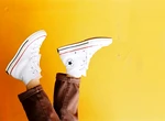 Cum să-ți faci adidașii să arate ca noi cu un amestec făcut în casă. Trucul simplu care nu implică mașina de spălat