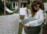Haine care nu trebuie uscate niciodată pe sârmă. Cum să le usuci corect pentru a le păstra ca noi