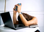Munca intensă pe termen lung duce la burnout, avertizează experții. Cum ne putem proteja de epuizarea profesională?