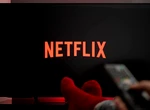 Povestea din spatele serialului fenomen de pe Netflix. Romanul care a cucerit planeta prinde viață pe micul ecran
