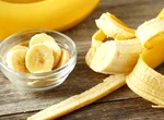 Secretul bucătarilor profesioniști. Cum ajută cojile de banană la frăgezirea cărnii la cuptor