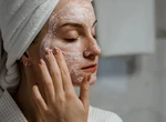 Crezi că ai o rutină de frumusețe corectă? S-ar putea să faci aceste greșeli fără să știi. Aceste 7 obiceiuri îți sabotează eforturile