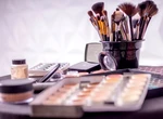 Pielea sănătoasă începe cu kit-ul tău de machiaj! Iată ce produse trebuie să dispară