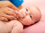 Când și cum ar trebui curățată limba bebelușului? Sfaturile unui medic pediatru