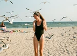 Costumul de baie ideal pentru plajă și piscină. Vara 2025 aduce stil pentru toate formele