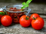 Cum depozităm corect roșiile pentru a nu-și pierde gustul. Află care sunt regulile pentru o păstrare corectă și ce alimente le completează aroma