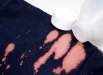 Cum să îndepărtezi petele de înălbitor de pe haine cu un singur ingredient