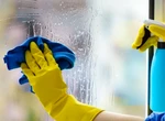 De ce să stropești ferestrele cu oțet și ce beneficii aduce această practică