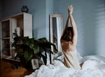 Obiectul care aduce energie negativă în dormitor. Scapă de el fără să stai pe gânduri