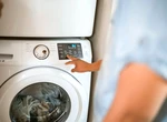 Ora ideală pentru spălatul rufelor vara. Această greșeală te costă mult