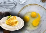 Ce să pui în omletă ca să aibă un gust mai bun. Ingredientul pe care nu te-ai fi gândit să îl adaugi