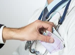Sfârșitul „atențiilor” pentru doctori! Pacienții pot dona doar spitalelor, iar tranzacțiile vor fi transparente