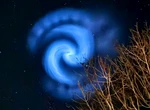 Spirală luminoasă pe cerul din Neamț: Fenomenul generat de racheta SpaceX