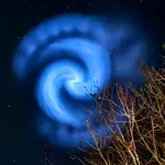 Spirală luminoasă pe cerul din Neamț: Fenomenul generat de racheta SpaceX