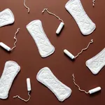 Produsele parfumate pentru menstruație pot face mai mult rău decât bine. Ce trebuie să știi despre tampoanele și absorbantele cu parfum