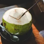 6 motive să începi să bei apă de cocos chiar de azi