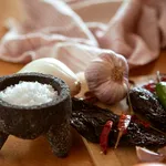 Când se pune, de fapt, sarea în bucate? Trucul simplu pentru o mâncare mai gustoasă