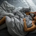 Cum îți afectează perimenopauza somnul și ce poți face. Tot ce trebuie să știi despre asta