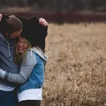 Cum să îți dai seama dacă cineva se îndrăgostește: 10 semne care îi trădează sentimentele