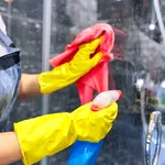 Cum să îți păstrezi ușile de duș din sticlă curate și strălucitoare. Soluțiile sunt practice și la îndemâna oricui
