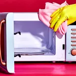 Curățarea cuptorului cu microunde nu a fost niciodată mai simplă. Uite ce trebuie să faci pentru a scăpa de pete și mirosuri neplăcute