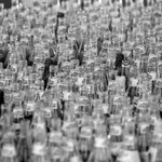 Sticla, mai poluantă decât plasticul? Un studiu arată niveluri mari de microplastice în băuturi