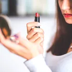 Trucul care îți face rujul să reziste toată ziua