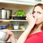 11 metode eficiente pentru a scăpa de mirosurile neplăcute din frigider