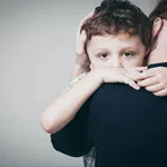 Când copiii devin părinți: ce este parentificare și cum le strică copilăria