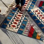Cum să alegi și să poziționezi covorul pentru un spațiu aerisit și curat. Sfaturi de la designeri pentru camere ordonate și confortabile