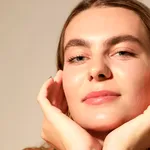 Cum să încetinim îmbătrânirea tenului cu pași simpli și zilnici. Tenul tău îți va mulțumi