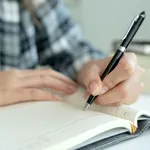 De ce doar 10% dintre oameni scriu cu stânga? Cercetătorii au descoperit indicii genetice surprinzătoare