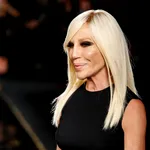 Donatella Versace, de nerecunoscut. Creatoarea de modă și-a surprins admiratorii cu un look vizibil întinerit în cea mai recentă postare online