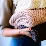 Ingredientul banal care îți va scoate mirosul neplăcut din hainele de iarnă. Metoda este sigură și accesibilă