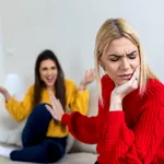 Semne subtile că prietenia ta are probleme: 13 gesturi ale prietenilor care se simt ca mici trădări